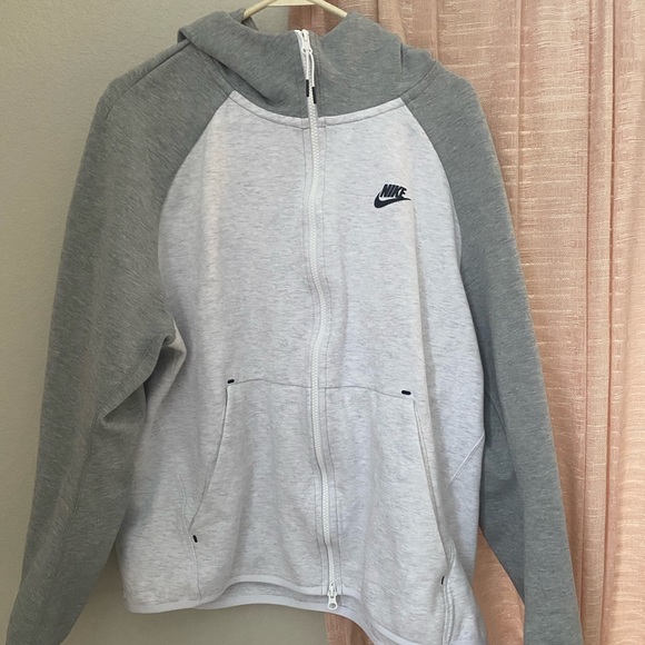 Nike protech jack size xl white/ gray in color.